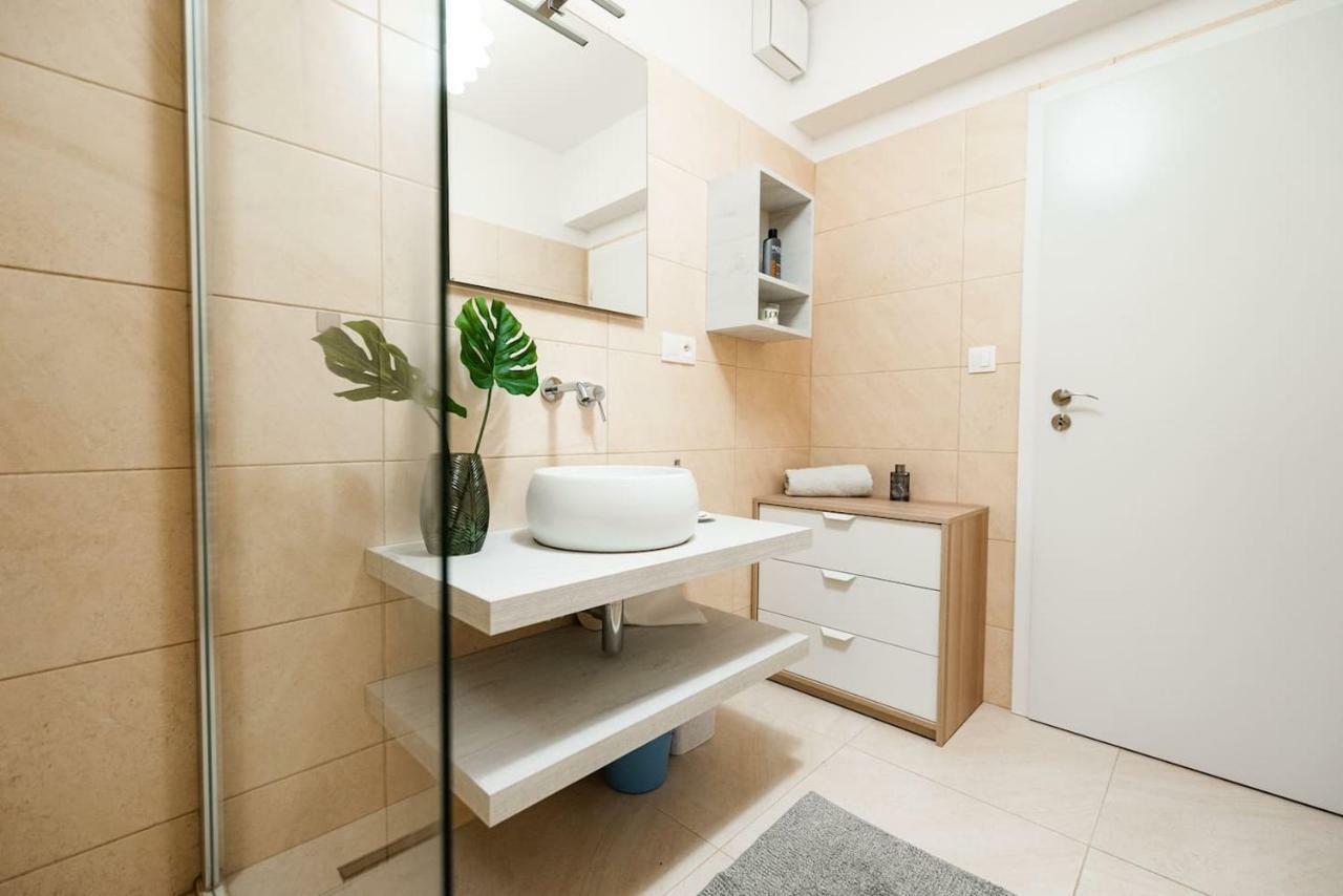 Private 5 Star 3 Room Flat And In-Door Pkg Nitra Exterior foto